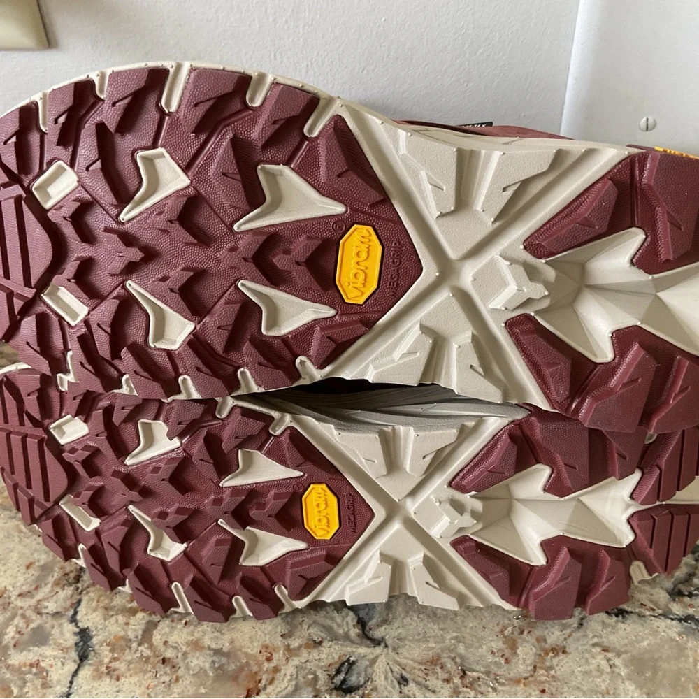 Hoka hiking shoe women 9 gortex